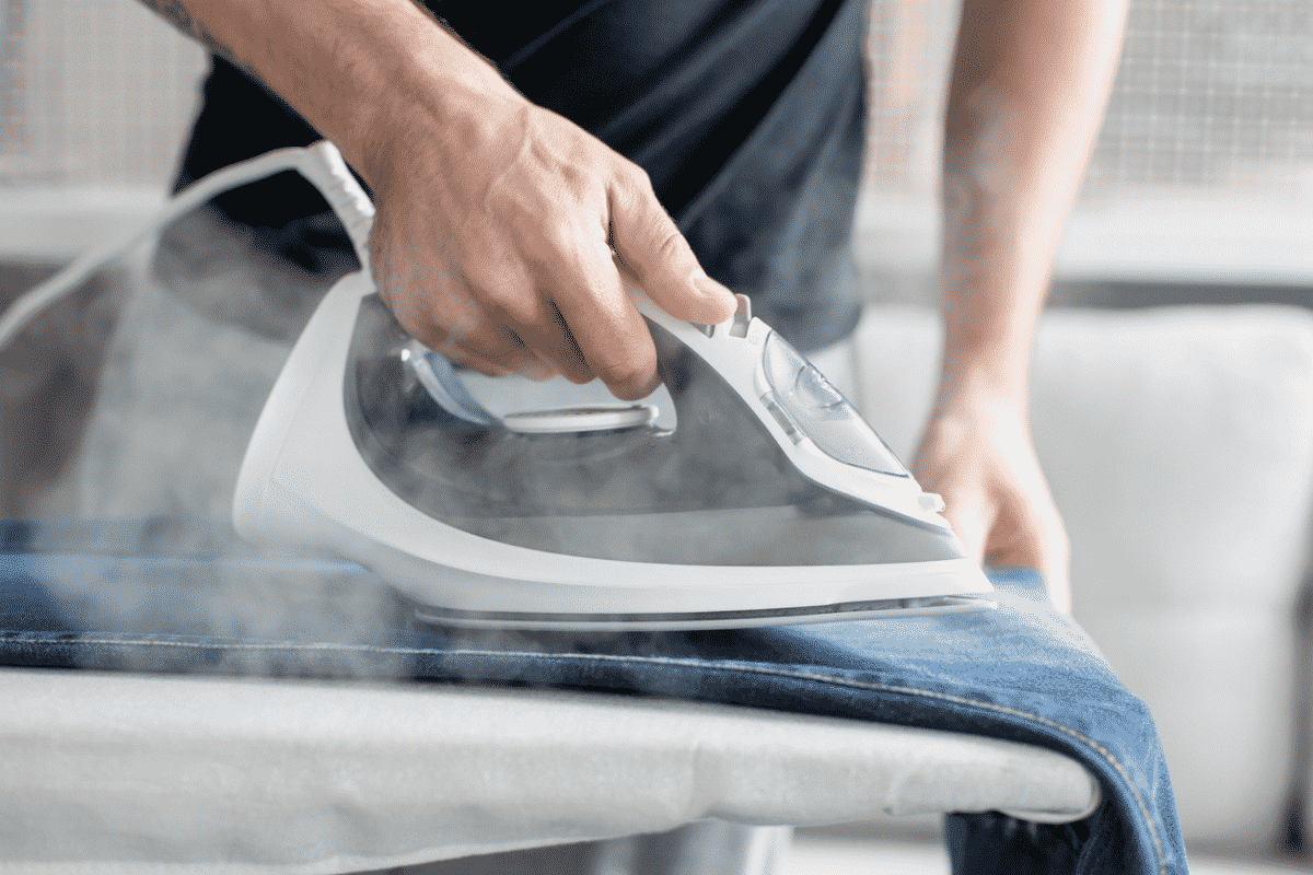 Cómo limpiar la plancha de la ropa, su depósito y arreglar la